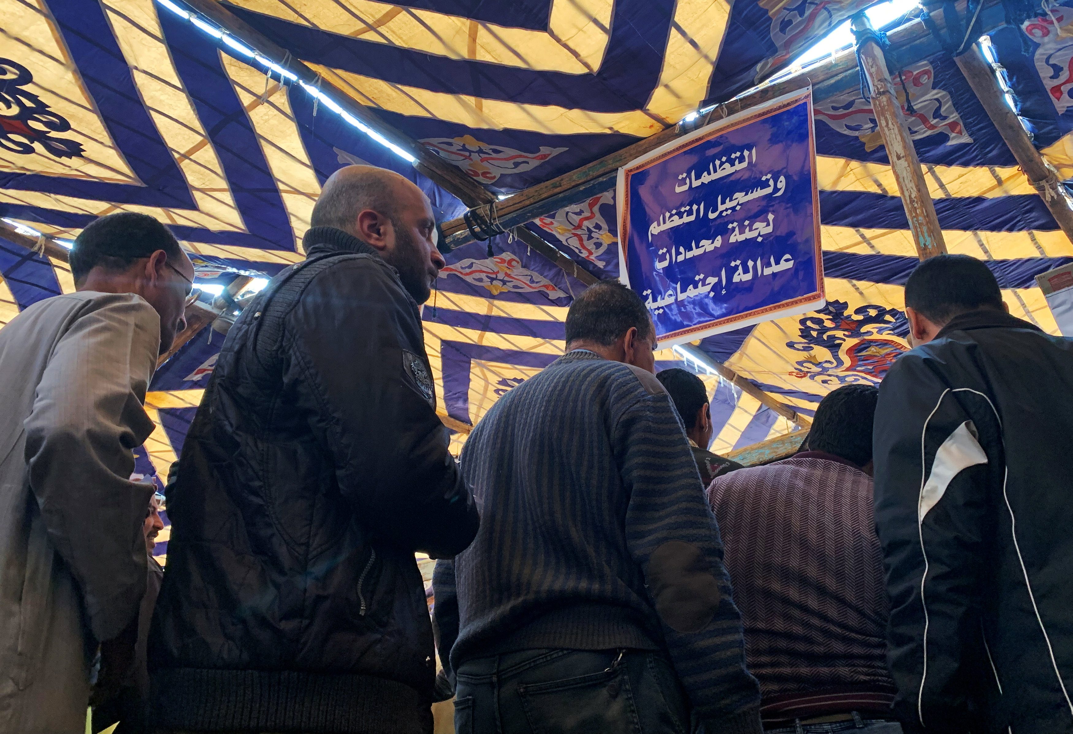 تجمَّع عدد كبير من المصريين في إحدى ضواحي القاهرة/ رويترز