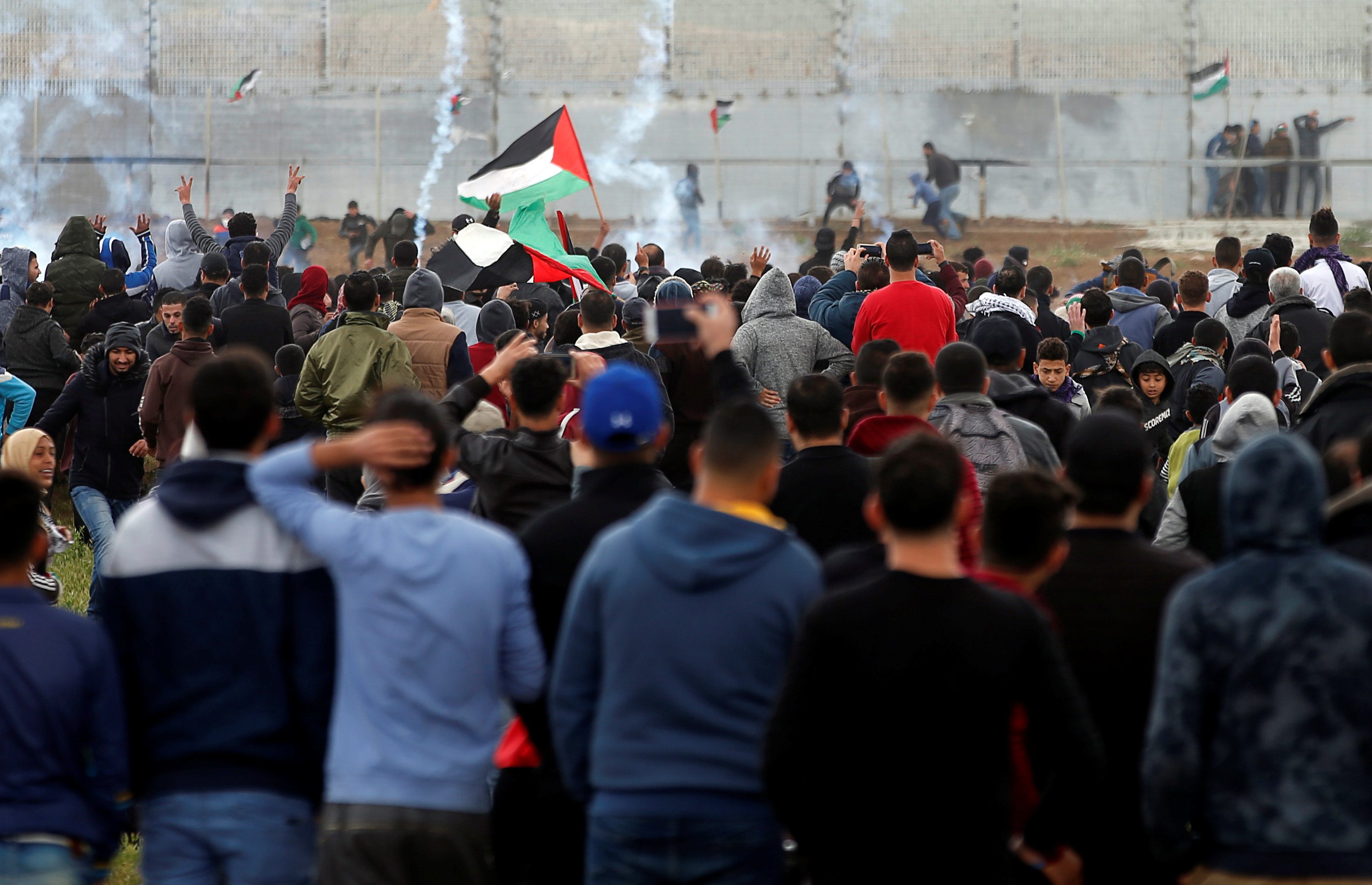 فلسطينيون يخرجون في مسيرات قرب السياج الفاصل في قطاع غزة/ رويترز