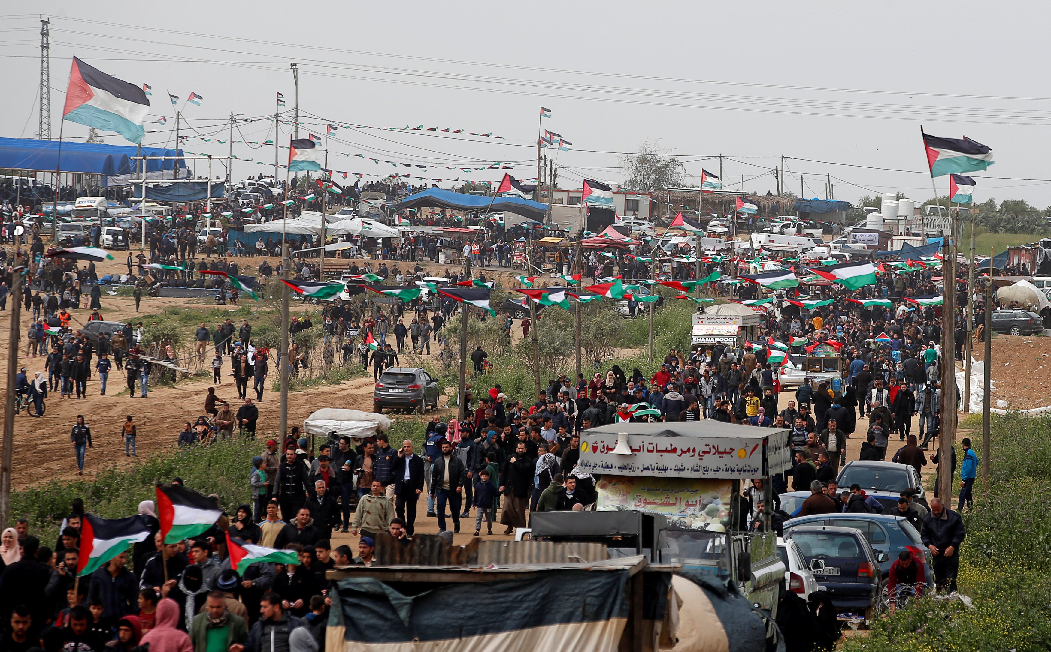 عشرات الآلاف يتظاهرون في غزة وبريطانيا وتركيا لكسر الحصار