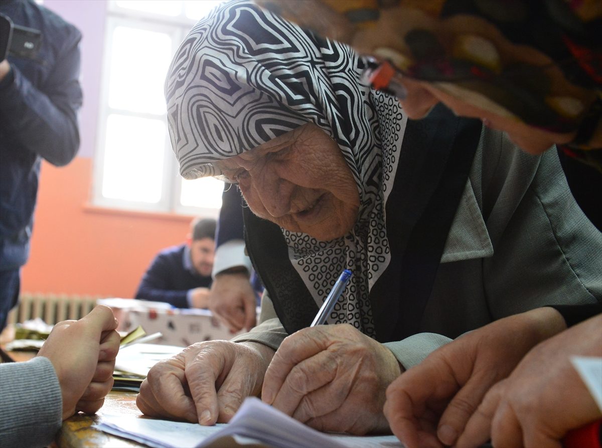 تصوّت منذ أن كان عمرها 18 عاماً، ولا تذكر عدد المرات التي شاركت فيها بالانتخابات.