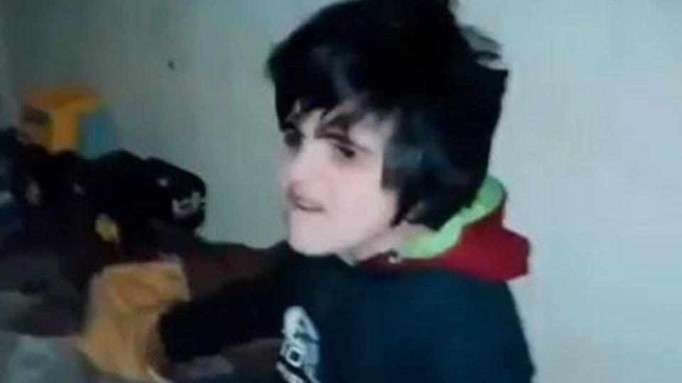 قصة شاب حبسه أبوه في قبو مظلم لمدة 20 عاماً