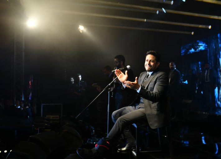 حماقي يحيي حفلاً غنائياً على مقعد بسبب عملية جراحية بالقدم (صور)