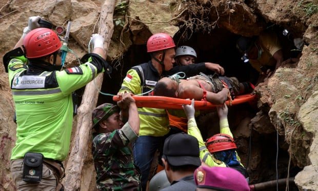 مخاوف على حياة عشرات العالقين في منجم ذهب بإندونيسيا