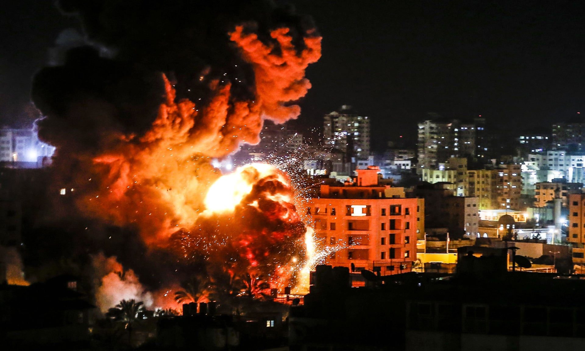 جانب من القصف الإسرائيلي على غزة مساء الإثنين/ AFP