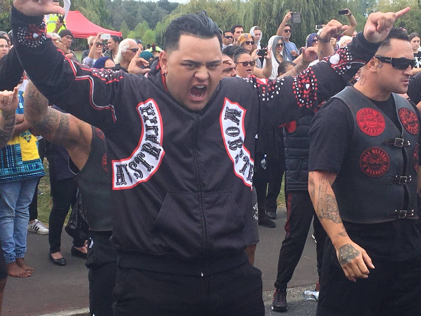 أعضاء عصابة «مونغريل موب» يقفون لحراسة المصلين في نيوزيلندا