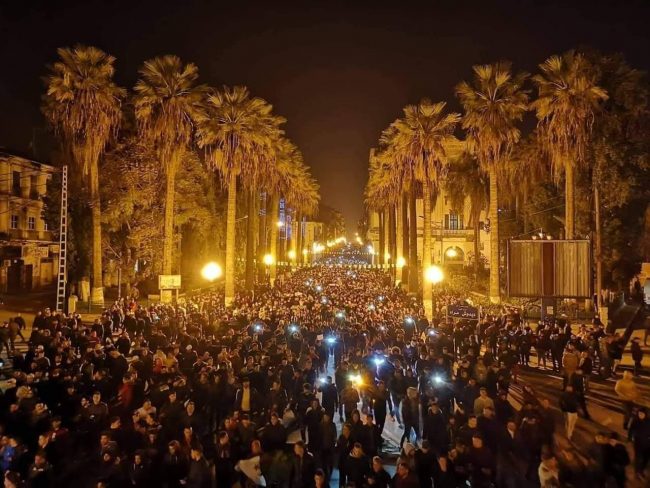 تظاهرات ليلية في الجزائر لأول مرة رداً على ترشح بوتفليقة