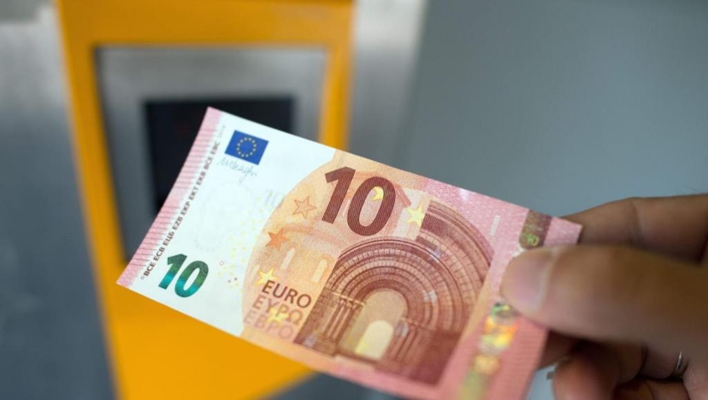 بداية استخدام اليورو عملة موحدة