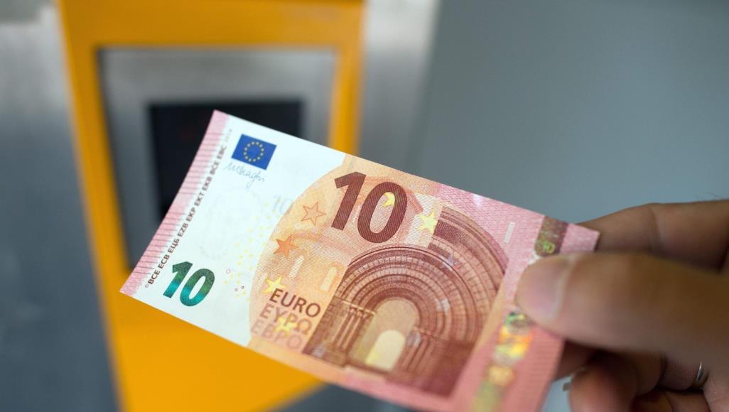 بداية استخدام اليورو عملة موحدة