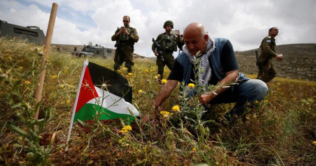 «السلطة» صارت عبئاً على شعبها.. الغارديان: حل الدولة الواحدة يحرز تقدماً والفلسطينيون سيُشكلون الأغلبية