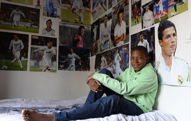 رفض اللعب للجزائر وطلبه زيدان في صغره ومدمن مشاهدة المباريات.. كيف وصل مبابي إلى قمة كرة القدم؟