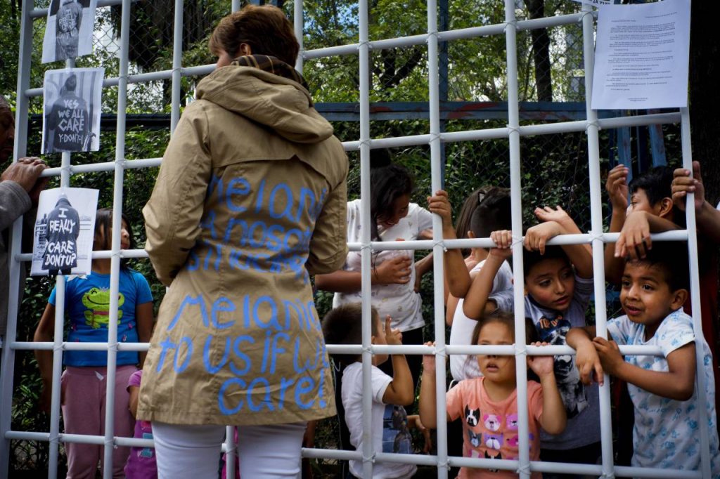 قاضٍ أمريكي يأمر بإعادة آلاف من أبناء المهاجرين إلى ذويهم.. بعدما فصلتهم سياسة ترامب على الحدود منذ 2017