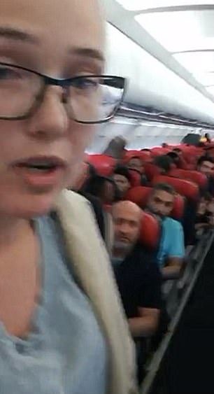 بثت إرسون مقطع فيديو مباشر لها وهي تحتج، وتراها فيه وهي تتجادل مع الركاب الساخطين والطاقم الذي يطلب منها الجلوس