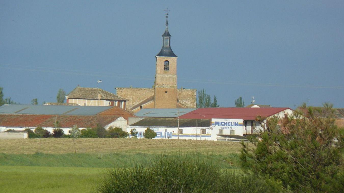 لغز «روبن هود» الإسباني.. أهالي قرية إسبانية يبلغون الشرطة عن مُتبرِّع مجهول يترك مظاريف مالية أمام منازلهم