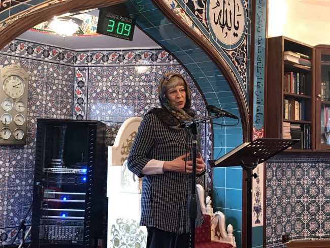 بحضور تيريزا ماي وسياسيين.. «زُر مسجدي» يوم مخصص للتعريف بالإسلام في بريطانيا يلقى انتشاراً واسعاً