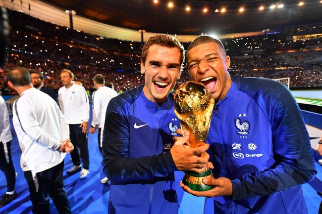 القاضي رفض طلب الوالدين.. أبرز نجمين في كرة القدم الفرنسية يؤخران تسمية مولود