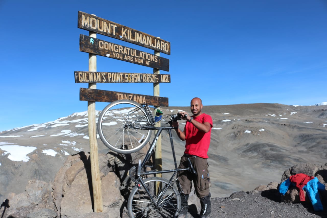 رحالة مغربي يجول إفريقيا