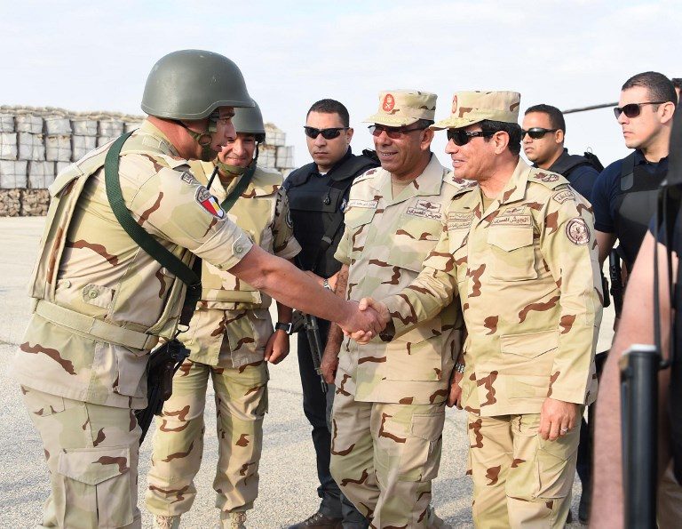 السيسي مع قوات الجيش المصري في سيناء/middle east eye