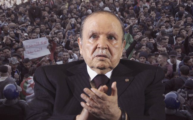 بوتفليقة ينسحب من سباق الرئاسة ويؤجل الانتخابات الجزائرية