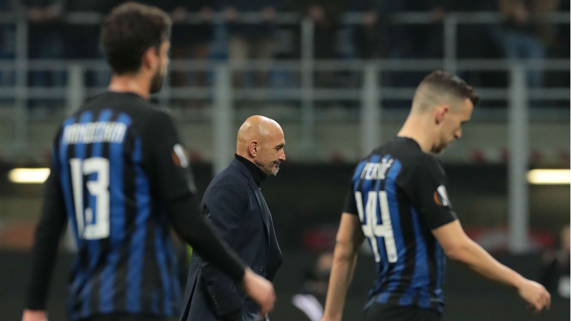 سباليتي يخاطر بمنصبه.. كابوس إنتر ميلان في الدوري الأوروبي يسيطر على الصحف الإيطالية