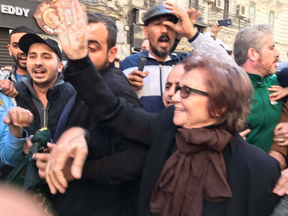 أيقونة الثورة الجزائرية تلتحق بالاحتجاجات