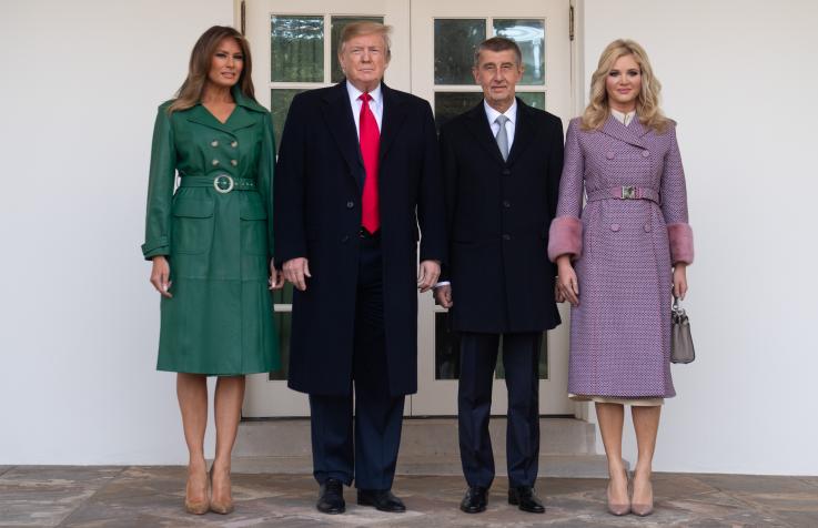 ترامب ينسى ميلانيا ويُحرجها أمام رئيس الوزراء التشيكي وزوجته.. تماماً مثل لقاء باراك وميشيل يوم تنصيبه (فيديو)