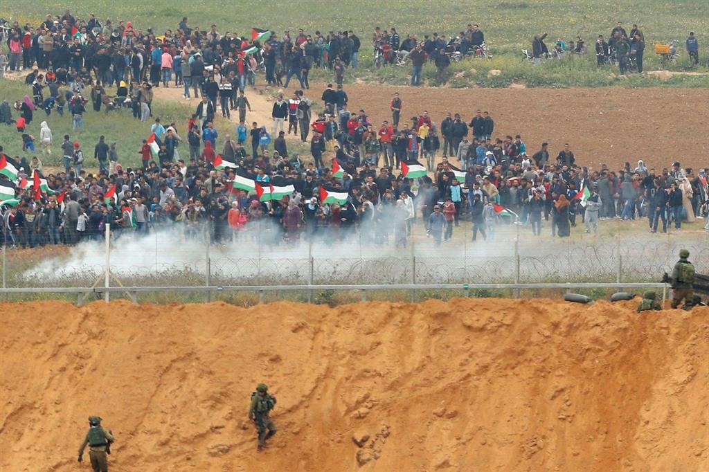 مواجهات أسبوعية مستمرة بين الجيش الإسرائيلي ومتظاهرين فلسطينيين على حدود قطاع غزة/ رويترز