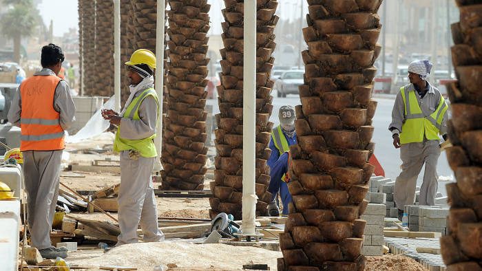 العمالة الأجنبية بالسعودية/ رويترز