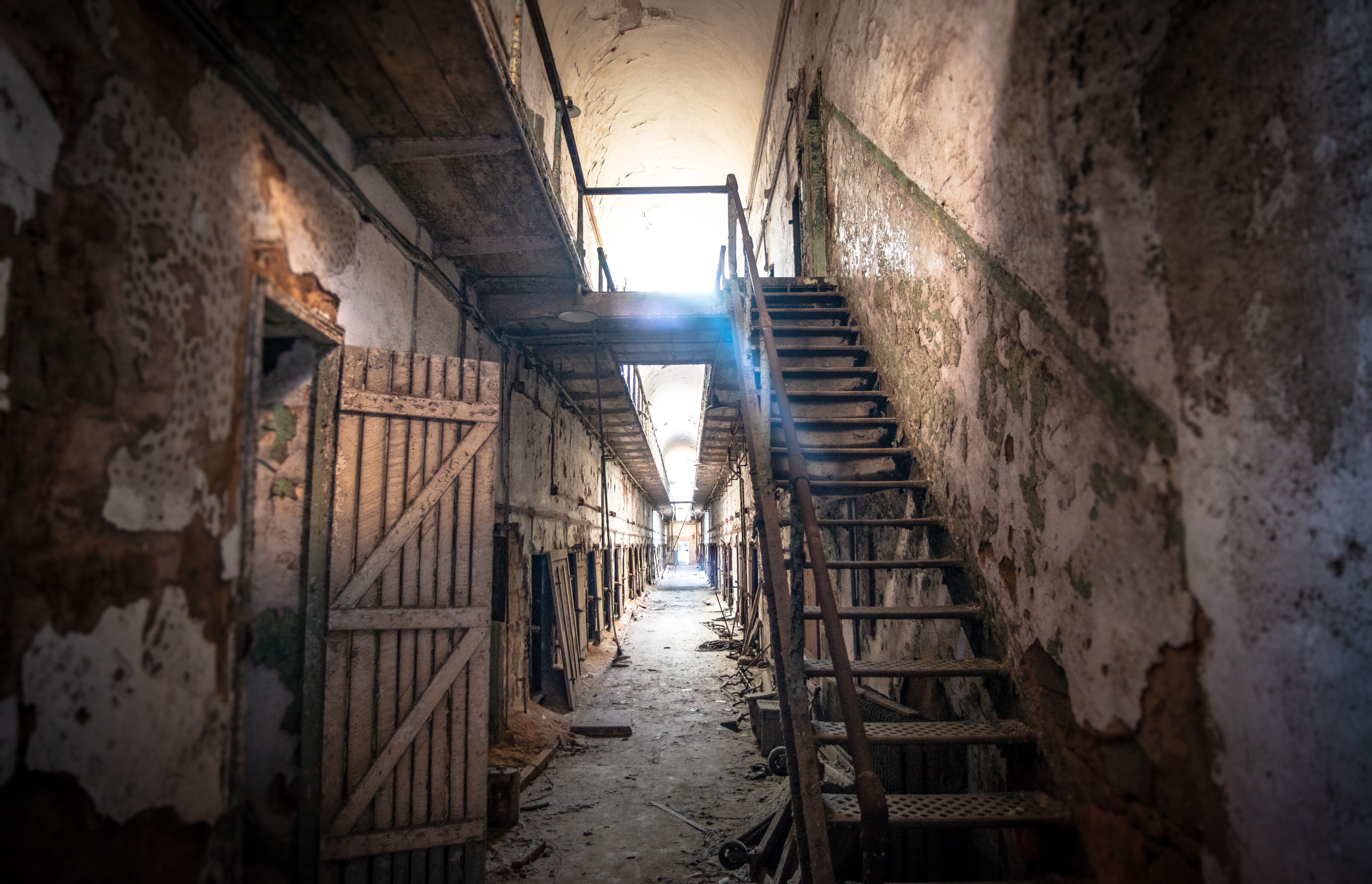 ساحة أحد السجون المهجورة (iStock)