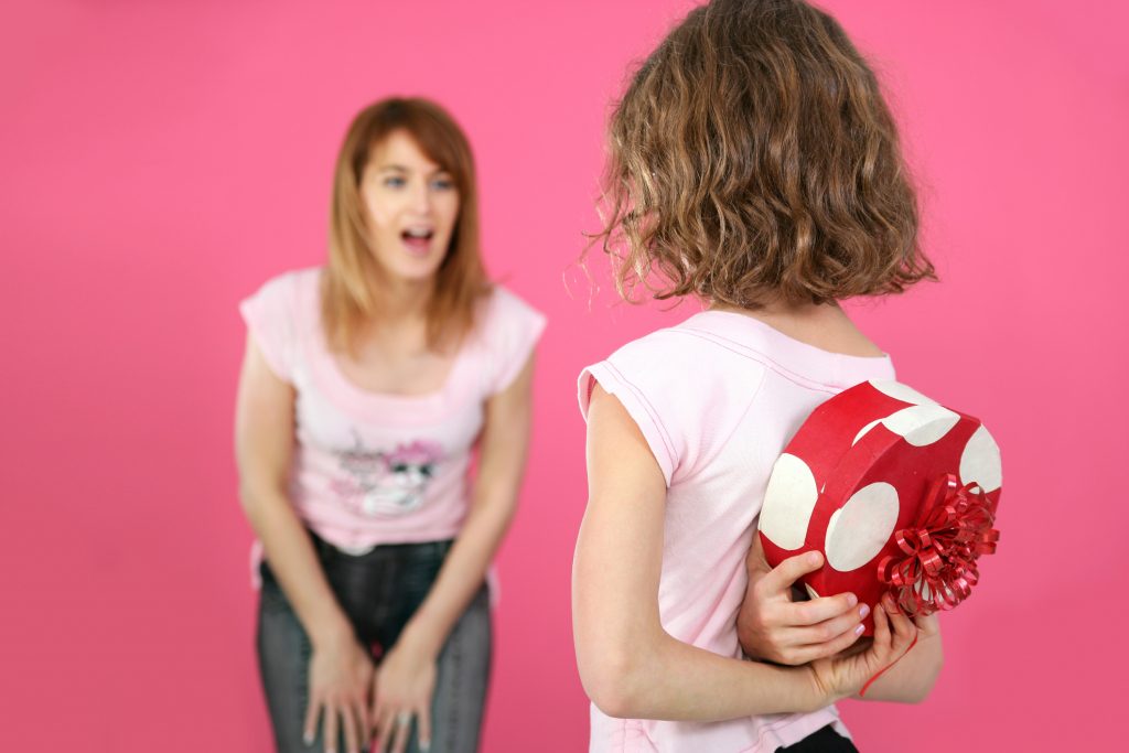 ماذا تعرف عن تاريخ وتقاليد عيد الأم؟ | عربي بوست