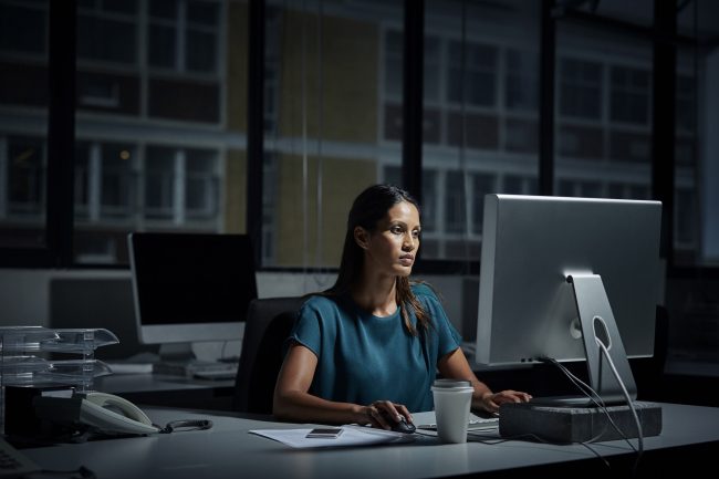 يجعل النظر إلى شاشات الأجهزة أكثر راحة للعين.. كيفية تفعيل «وضع الظلام» في الهواتف واللابتوب