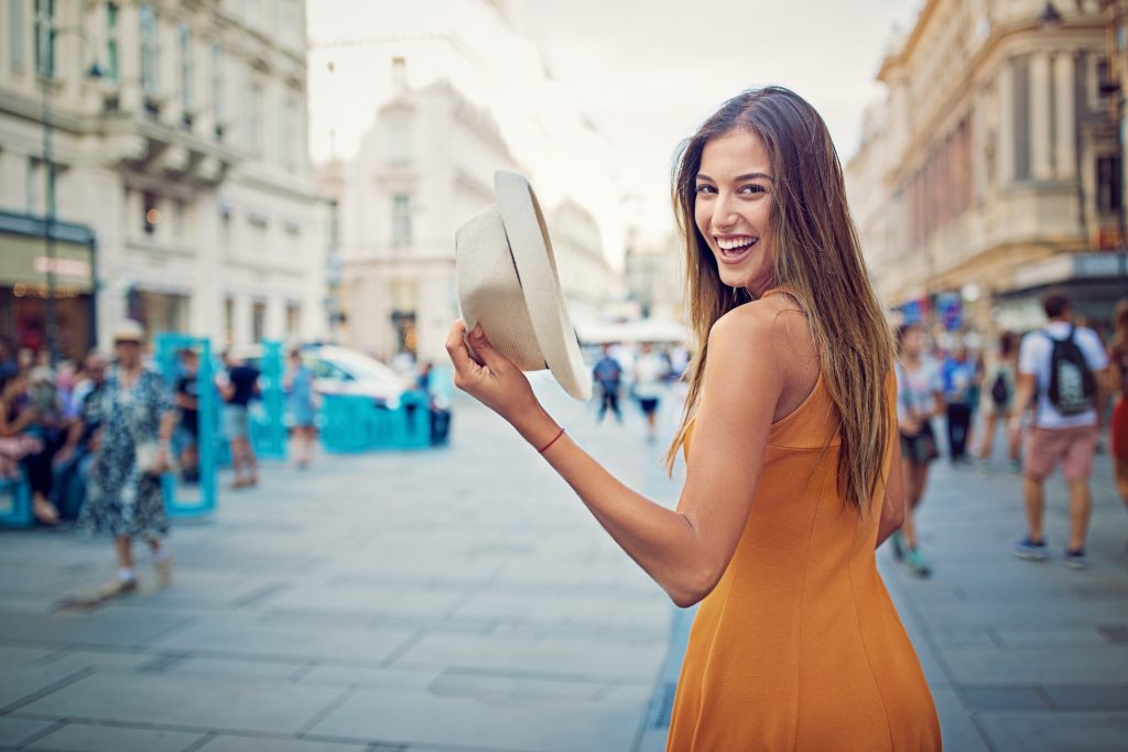 فتاة سعيدة تسير