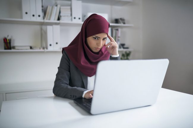 الاستقلال، العمل، الجمال، الزواج، الأمومة.. تفاصيل الضغط النفسي الذي تعيشه المرأة العربية يومياً