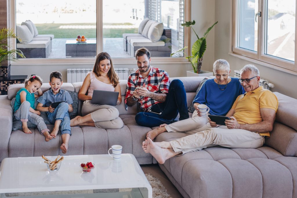 أسرة تجلس سوياً كلهم مشغولين على هواتفهم