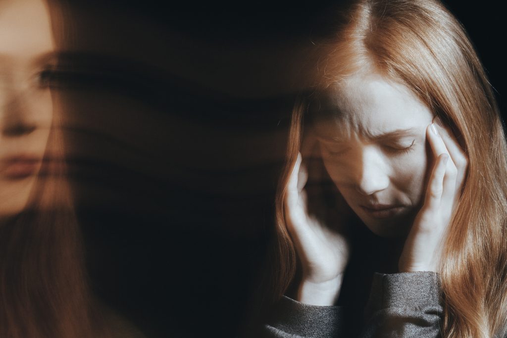 كيف تتعامل مع شخص مصاب بفصام الشخصية؟ | عربي بوست