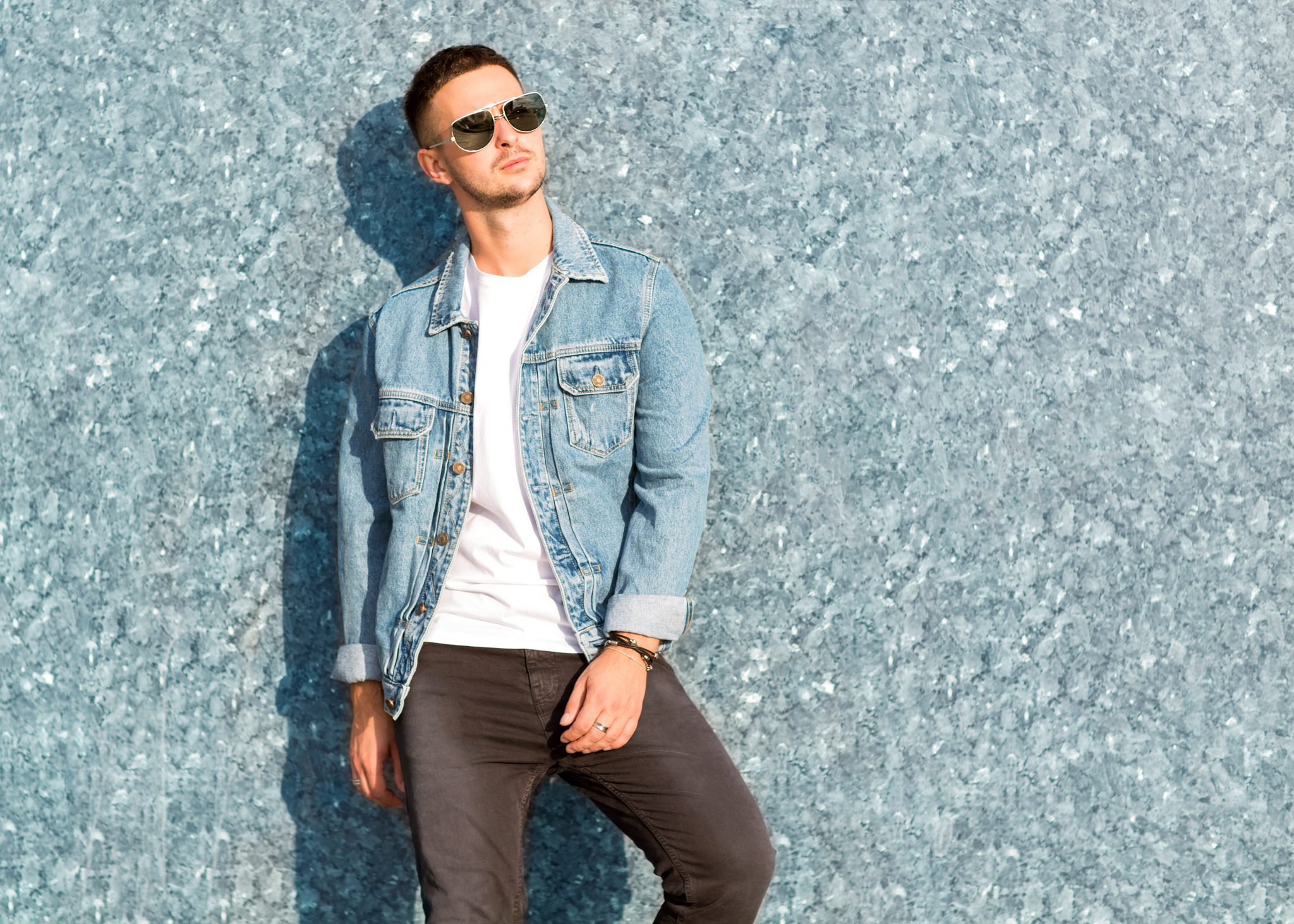 كيف ترتدي قميص جينز في فصل الربيع؟ | عربي بوست عربي بوست - عمر علي