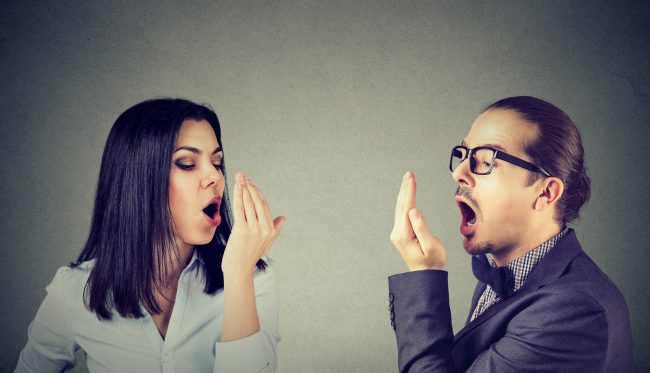 تنظف أسنانك يومياً بلا فائدة؟ رائحة الفم الكريهة قد تكون مؤشراً لأمراض خطيرة.. تعرَّف على أسبابها وكيفية التخلص منها