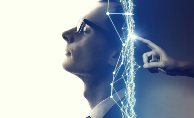 هل اقترب وصول الإنسان إلى مرحلة «الذكاء الخارق»؟ رقاقة دماغية تقرّبنا من الخيال العلمي خلال سنوات قليلة