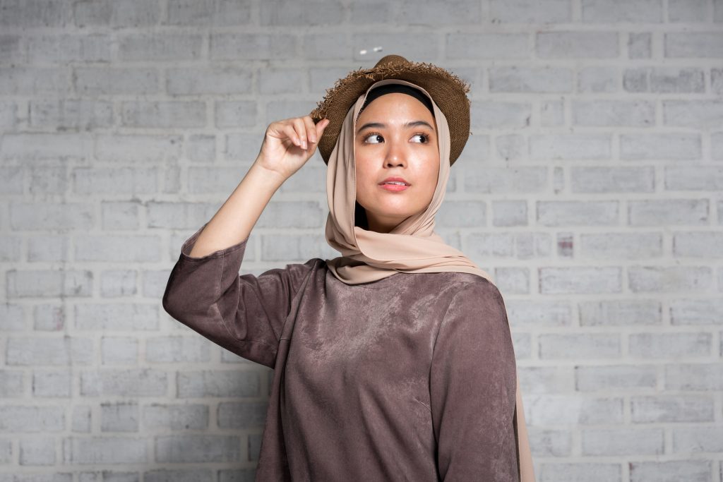 طرق تنسيق القبعات مع الحجاب، التي تتفق مع أحدث صيحات الموضة