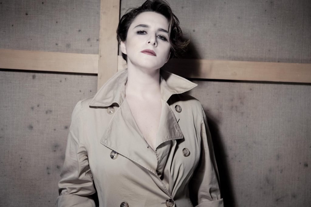 الممثلة التركية إسراء أوغلو بالحجاب وتتحدث العربية (فيديو)