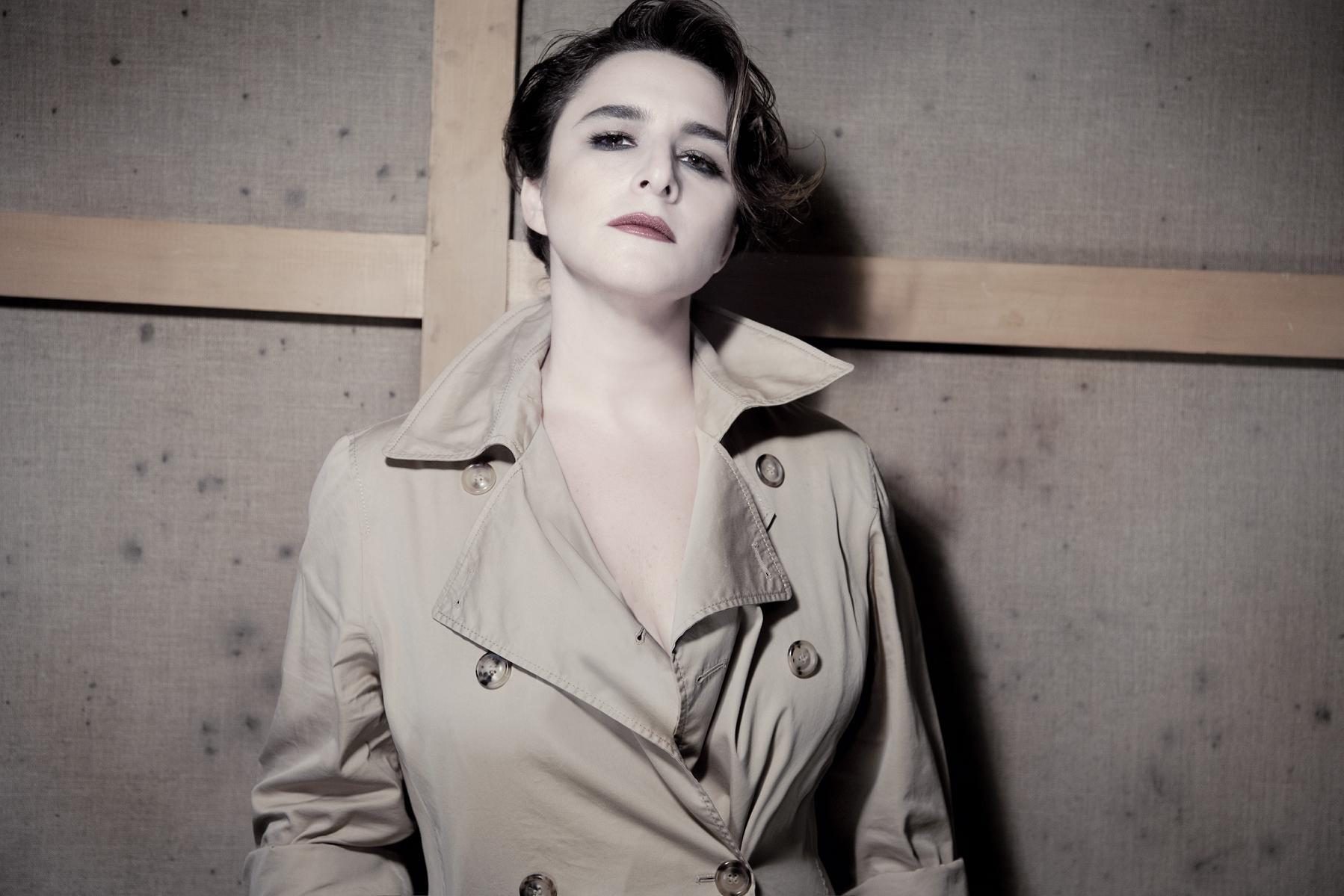 الممثلة التركية إسراء أوغلو بالحجاب وتتحدث العربية (فيديو)