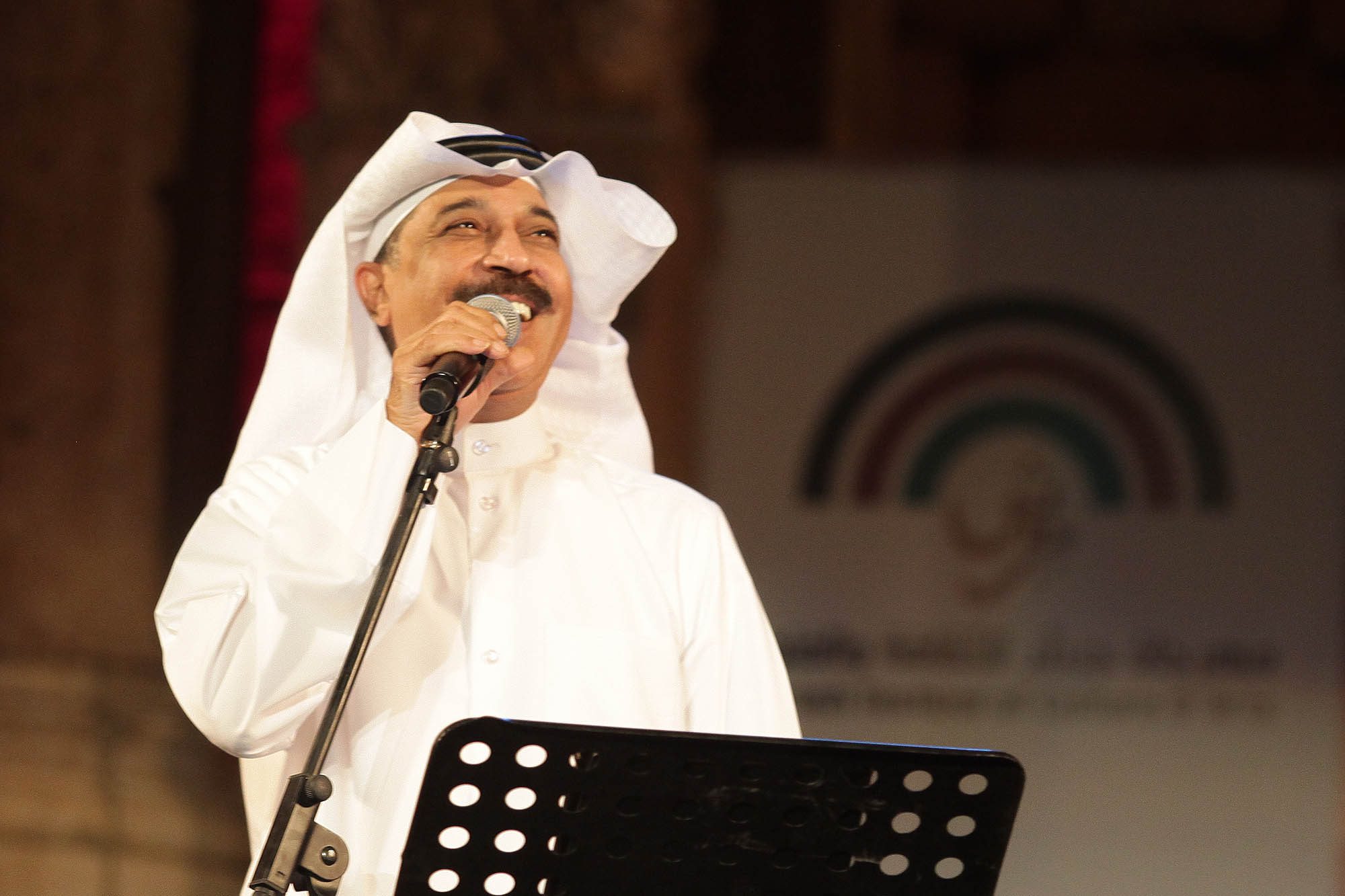 لحظة مؤلمة للفنان عبدالله الرويشد وهو يسقط على المسرح