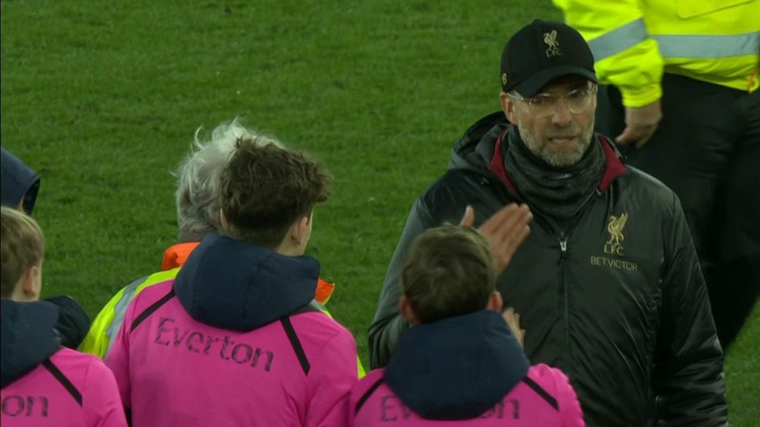 سأله: كيف كان نهائي كأس العالم؟ سرُّ الصبي الذي كاد كلوب أن يشتبك معه بعد تعادل ليفربول (فيديو)