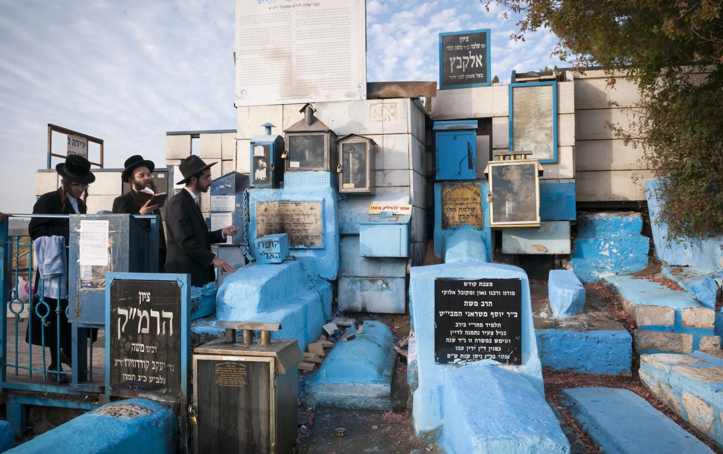 متدينون يهود يزورون قبر إسحاق لوريا في مدينة صفد الفلسطينية (iStock)