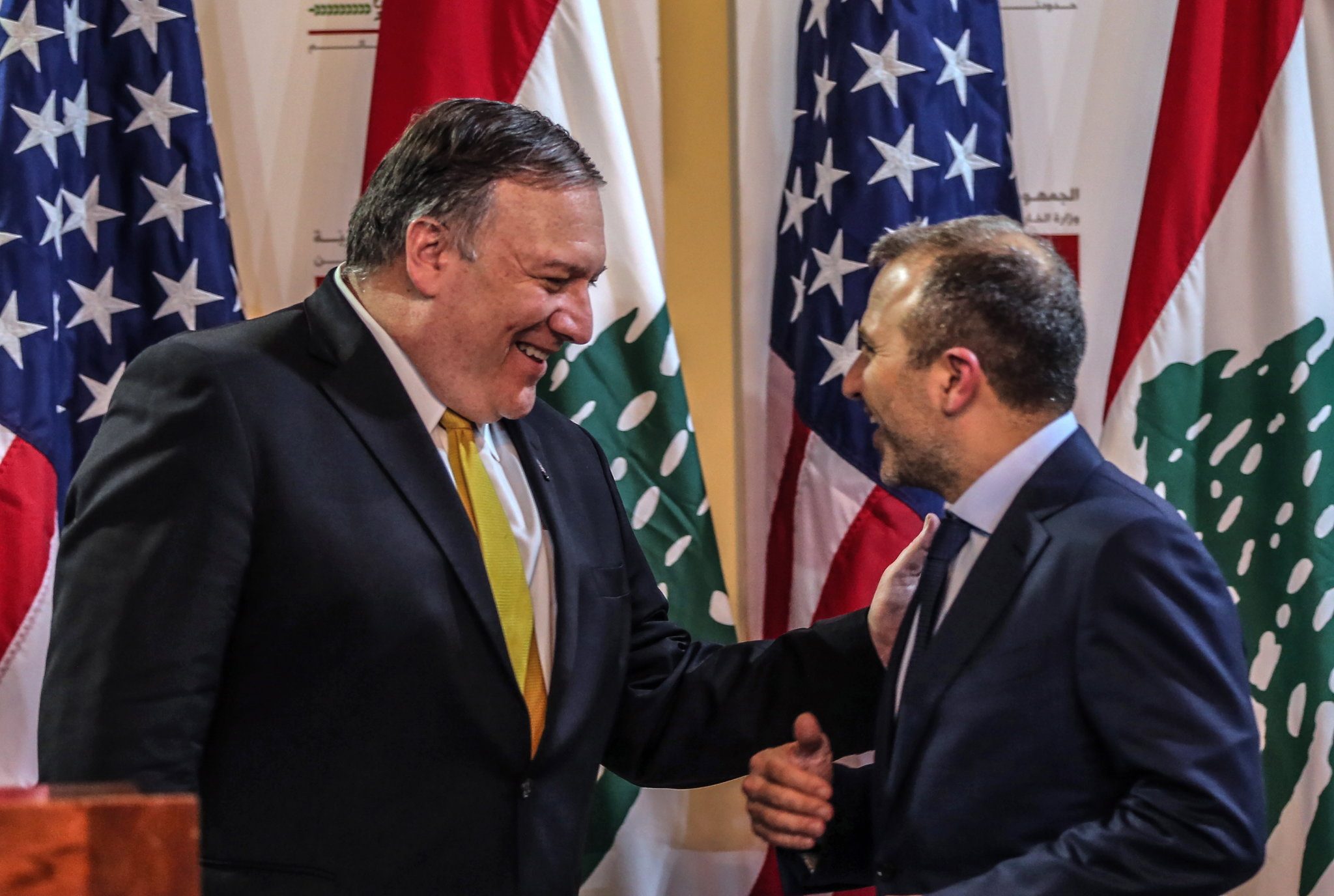 وزير الخارجية اللبناني جبران باسيل ونظيره الأمريكي في بيروت/ رويترز