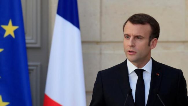 جزائريون يتصلون بقصر الإليزيه: «أبلِغوا ماكرون ألا يتدخل في شؤوننا»