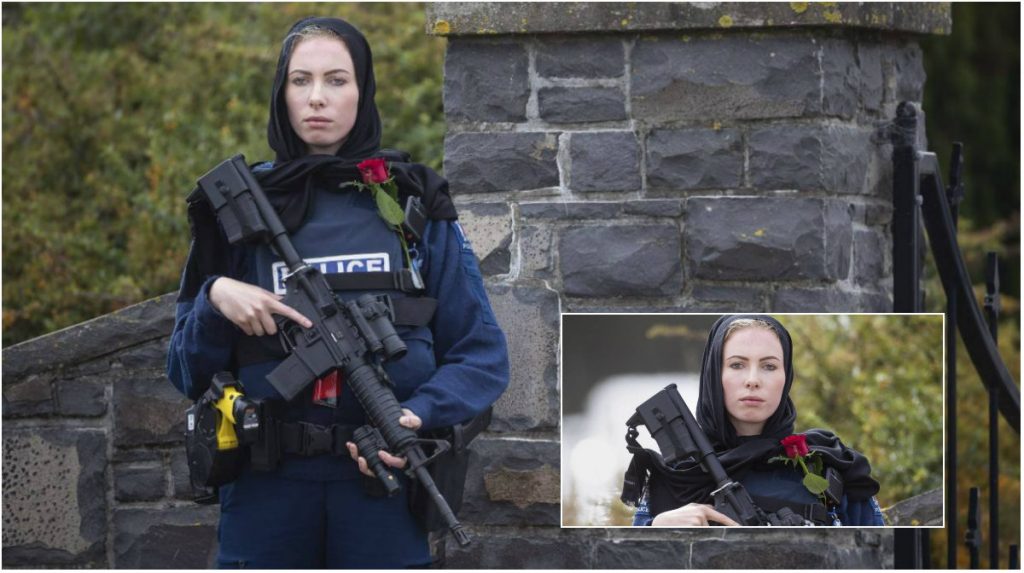 الشرطية المحجبة التي حملت سلاحاً ووردة حمراء في مقبرة بنيوزيلندا