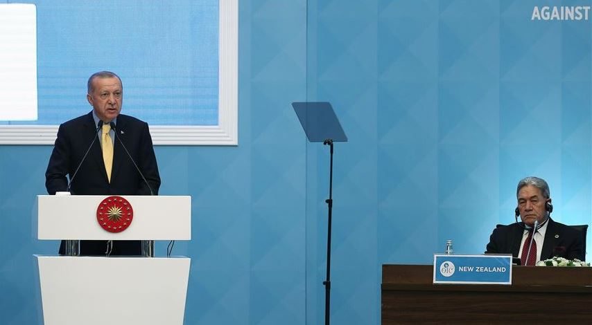 الرئيس التركي رجب طيب أردوغان ووزير خارجية نيوزيلندا، وينستون بيترز، في الاجتماع الطارئ لمنظمة التعاون الإسلامي/الأناضول