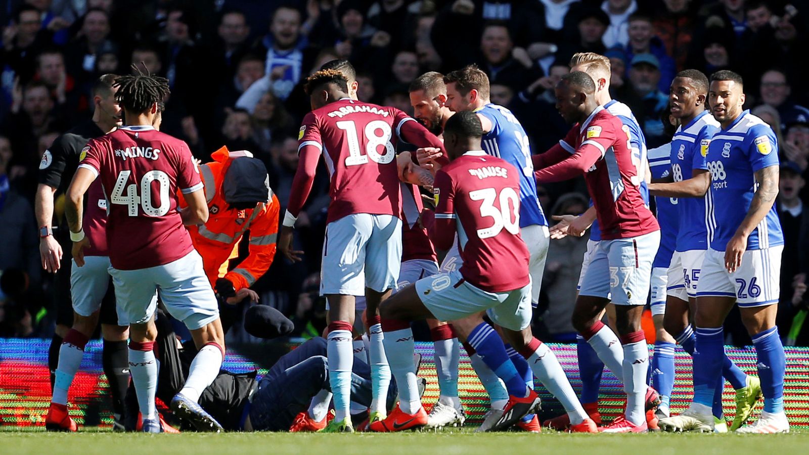 الصحافة تنعي “موت الأخلاق”.. في إنجلترا سجل هدفا تتلقى لكمة في الرأس من مشجع مخمور