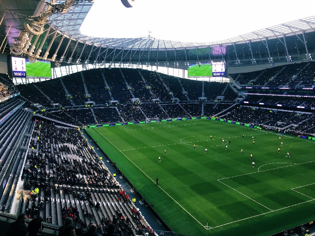 الأرجنتيني بوكيتينو بكى مرتين.. مشجع يصدم مسؤولي توتنهام في يوم افتتاح الملعب الجديد