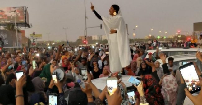 لماذا قادت النساء الانتفاضة في السودان؟